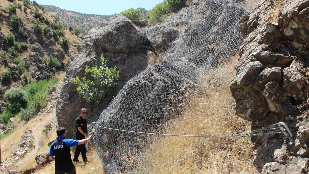 Şırnak’ta dev kayalar halatla bağlandı