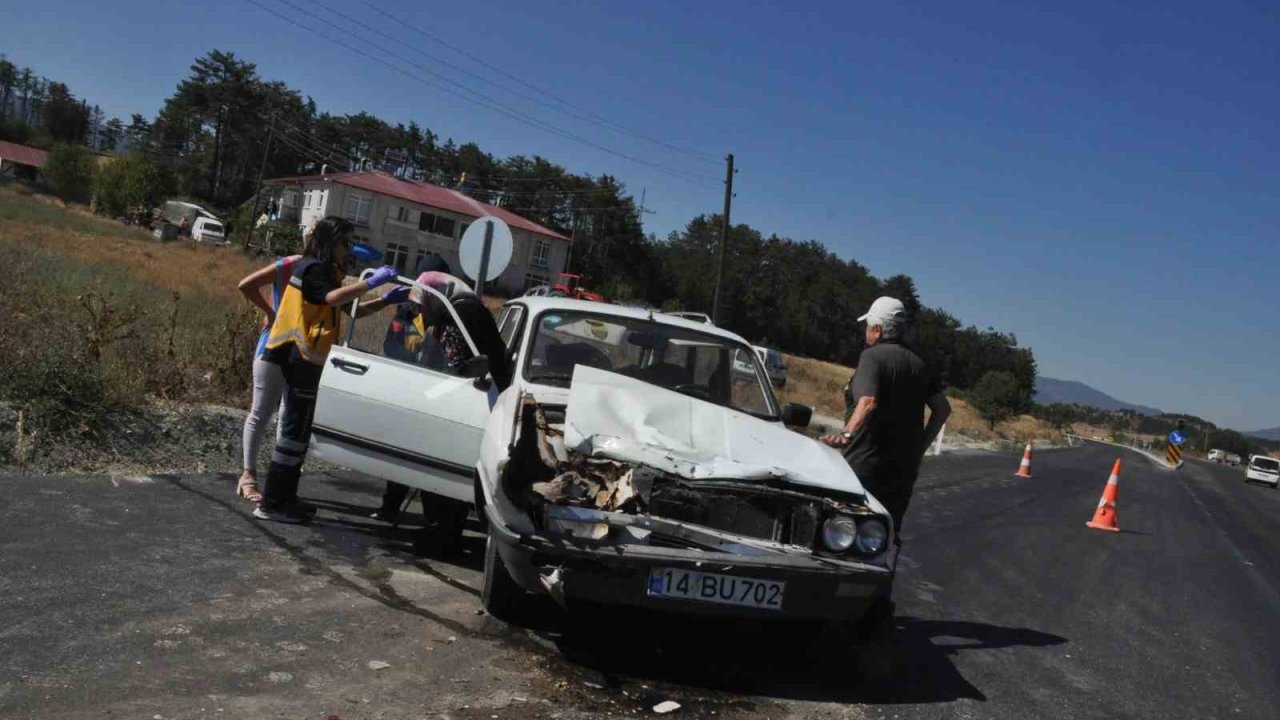 Otomobil süt taşıyan kamyonete çarptı: 1 yaralı