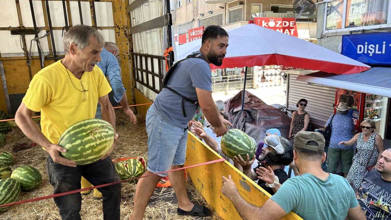 Maltepe’de 25 ton  karpuzu ücretsiz dağıttı