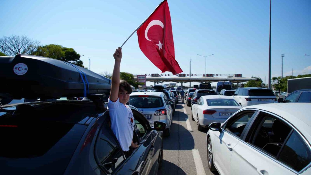 Ülkeden ayrılan gurbetçi gözyaşları döktü