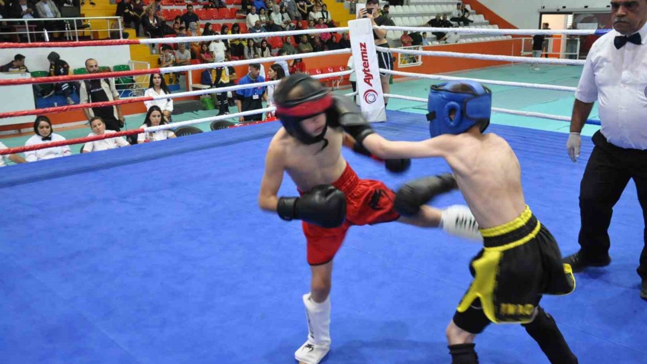 Kars’ta Kick Boks karşılaşmaları nefesleri kesti