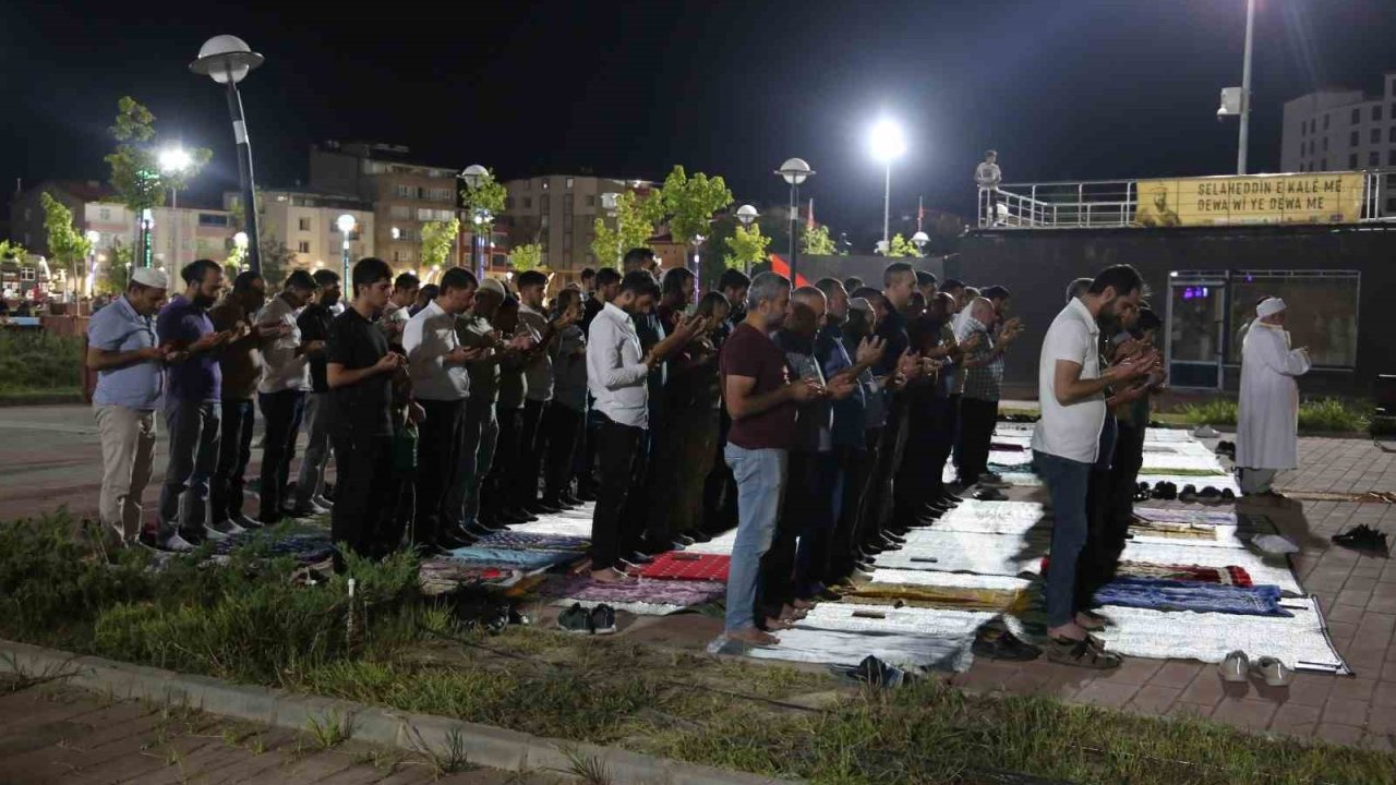 Muş’ta vatandaşlar Filistin için namaz kılıp dua etti