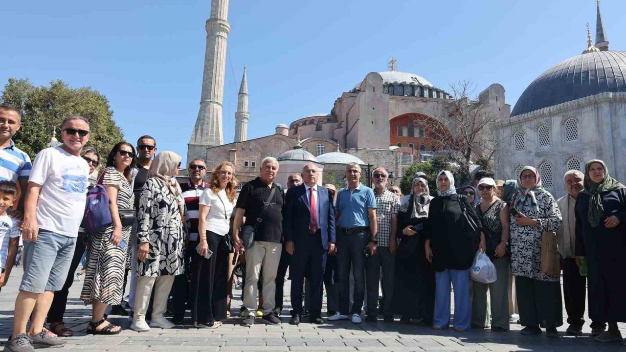 ‘Emekliler Yılı’ kapsamında düzenlenen etkinlikte emekliler İstanbul’un tarihi yerlerini gezdi