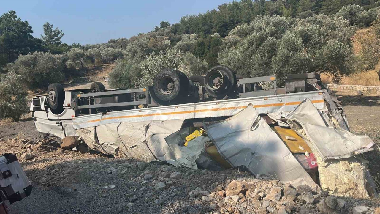 Freni tutmayan tır ters döndü, sürücüsü kazadan burnu bile kanamadan kurtuldu