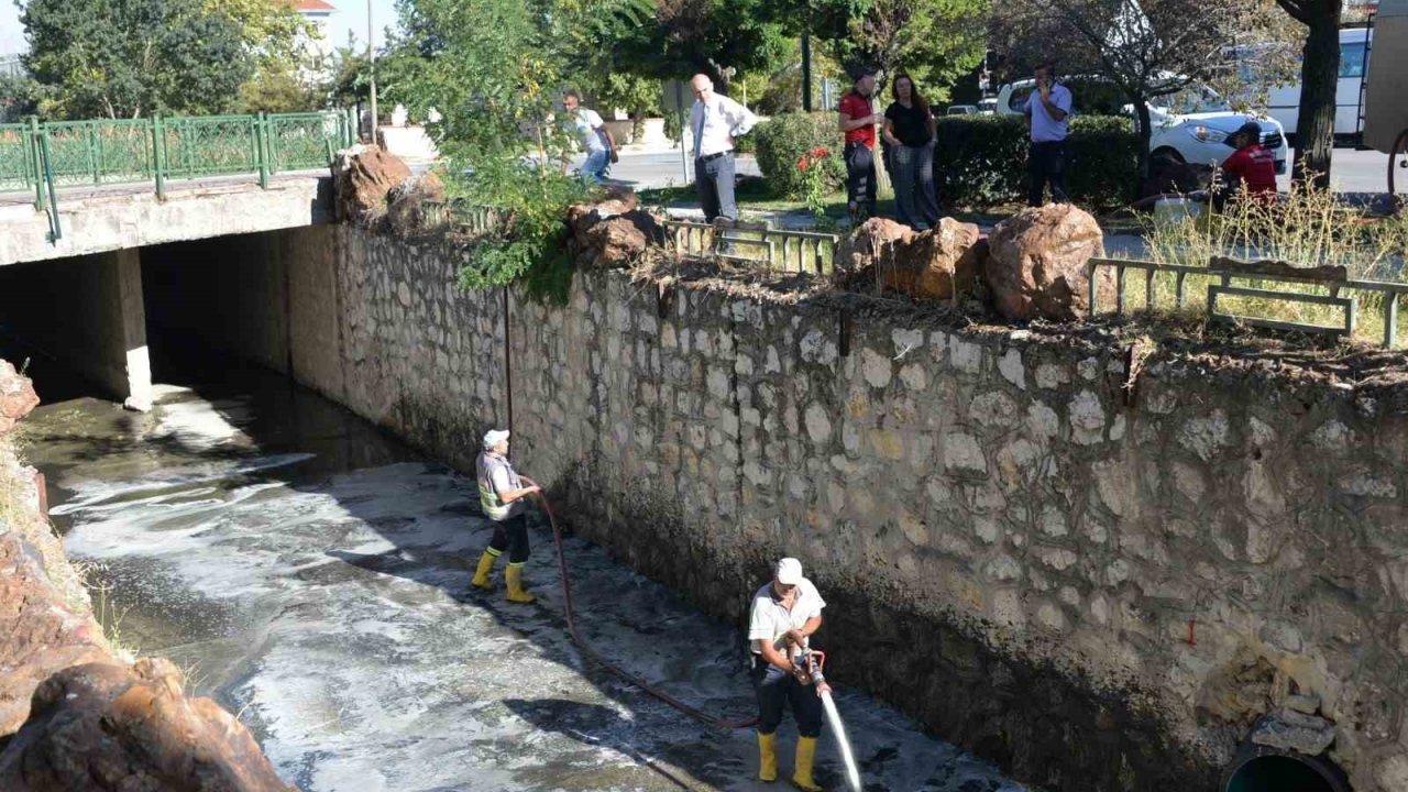 Bozüyük’te açık kanal temizliği