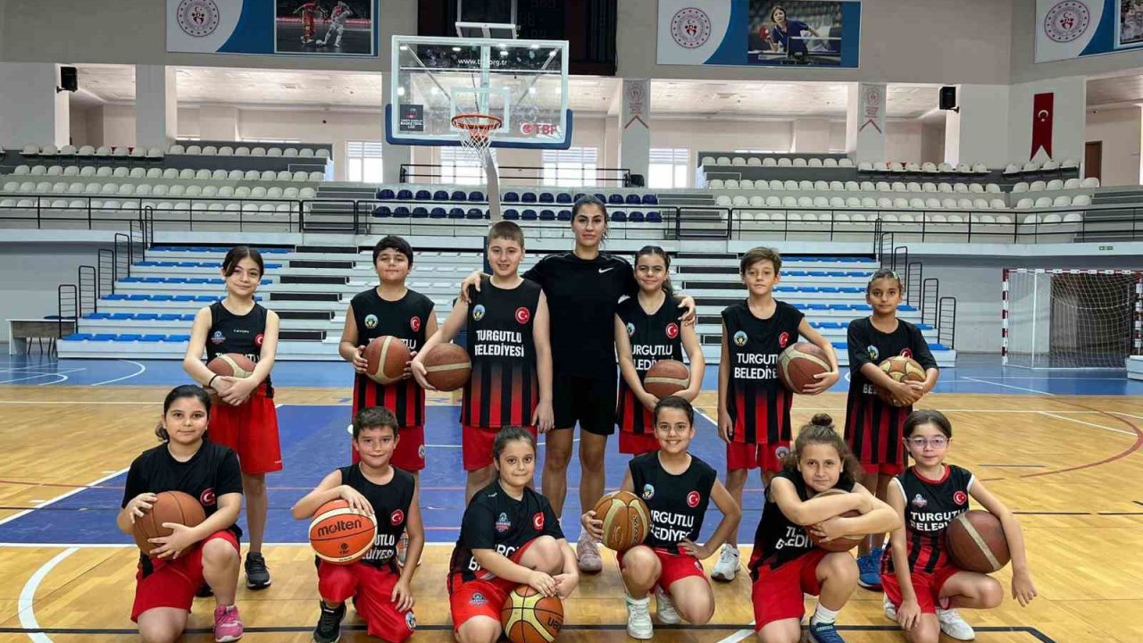 Milli Basketbolcu Manolya Kurtulmuş’tan kariyerine adım attığı Turgutlu Belediyespor’a ziyaret