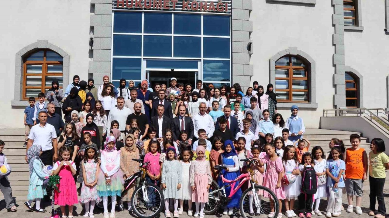 Oltu’da başarılı öğrenciler ödüllendirildi