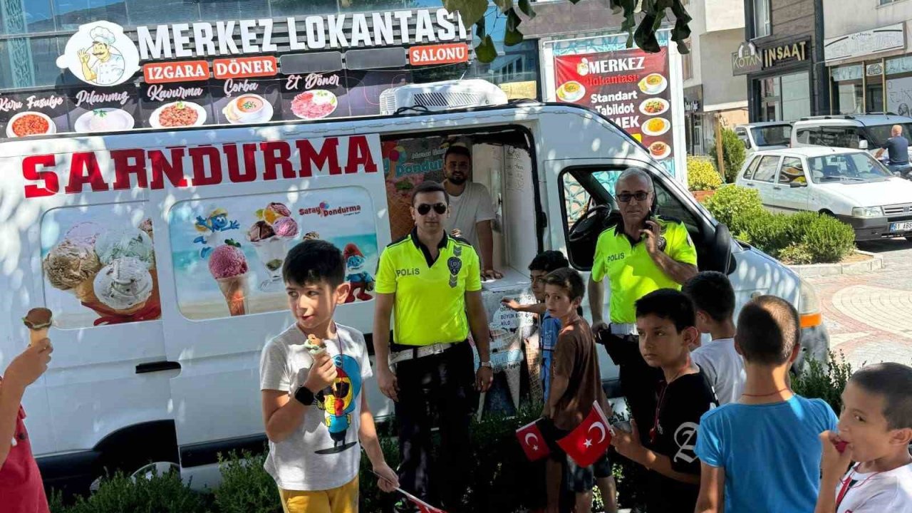 Polisten öğrencilere trafik eğitimi