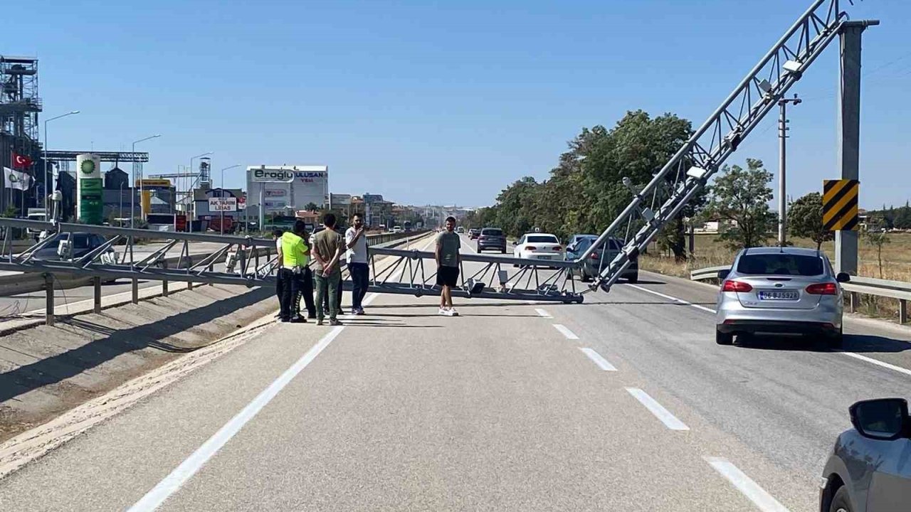 Damperi açık tır PTS direğini yıktı