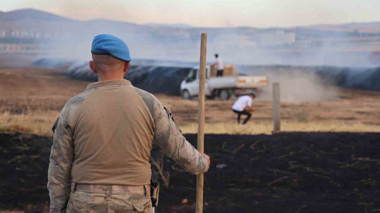 Elazığ’da çıkan yangında 400 ton saman kül oldu