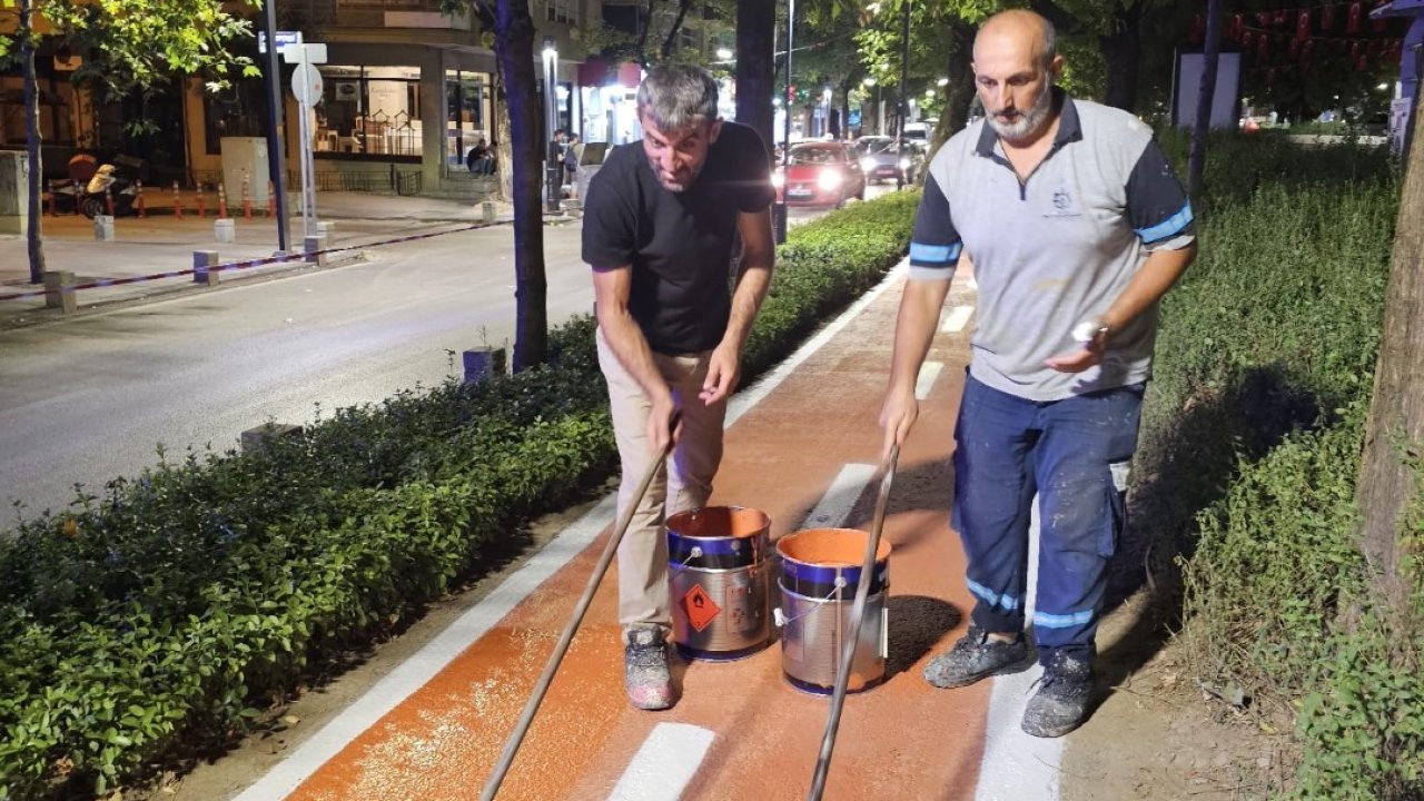 Cumhuriyet Bulvarı’nda bisiklet yolu yenilendi