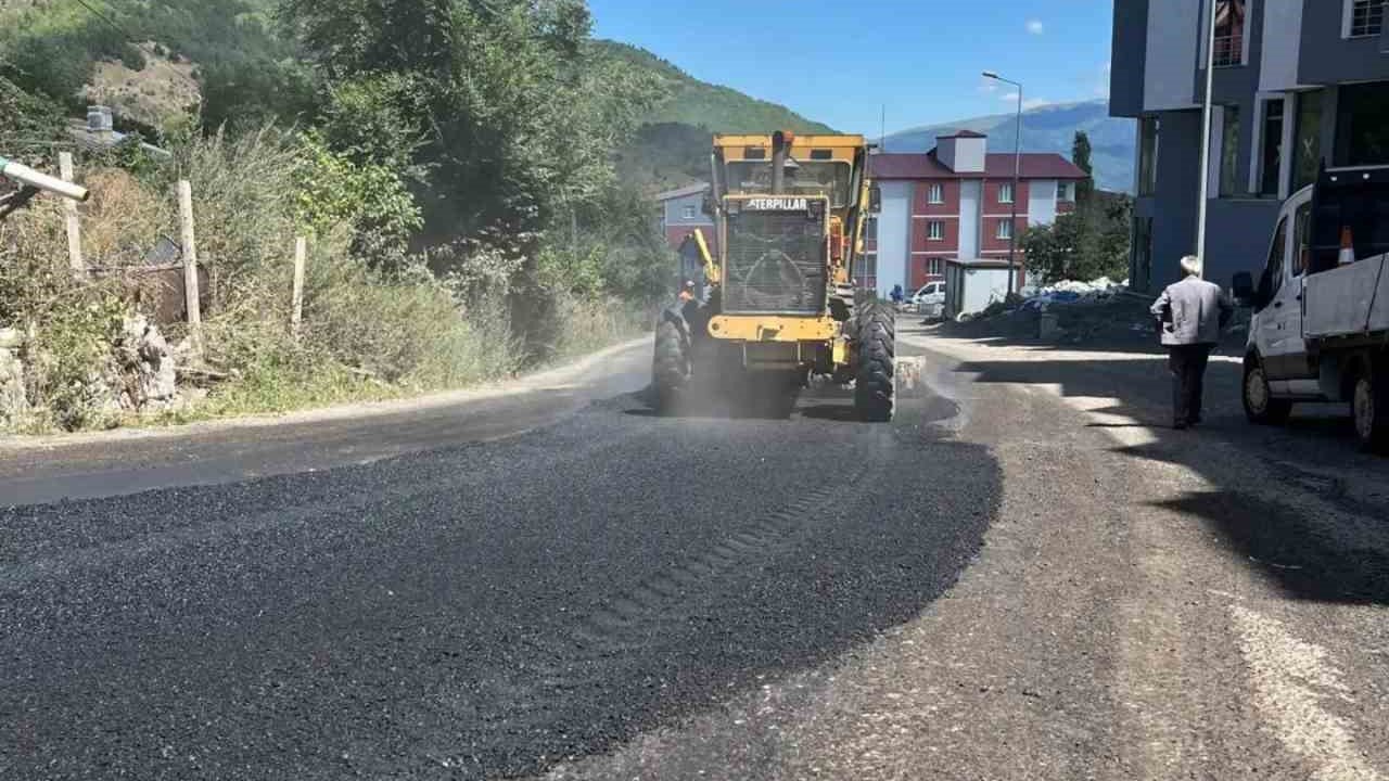 Posof’ta bozulan yollar asfaltlanıyor