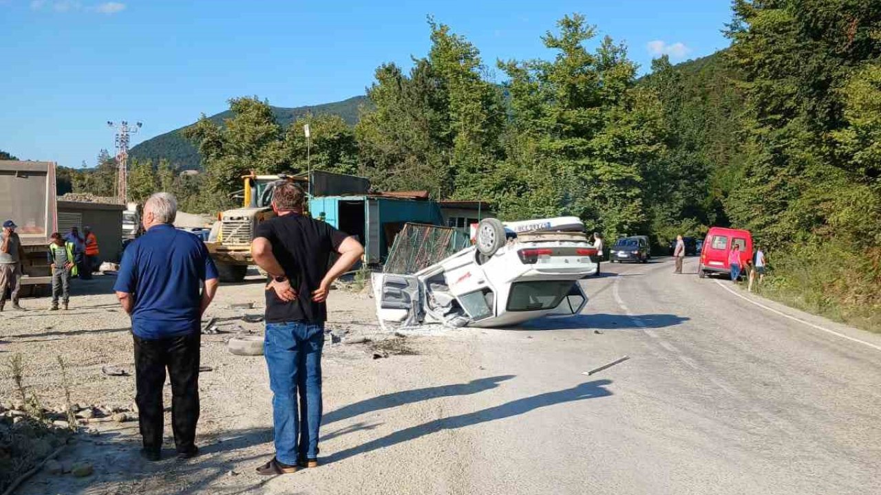 Otomobil, kamyona çarpıp takla attı: 2 yaralı