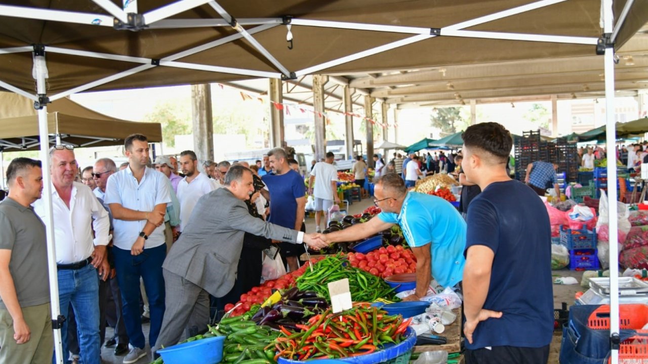 Başkan Balaban Muradiye Pazaryeri’nde esnaf ziyareti yaptı