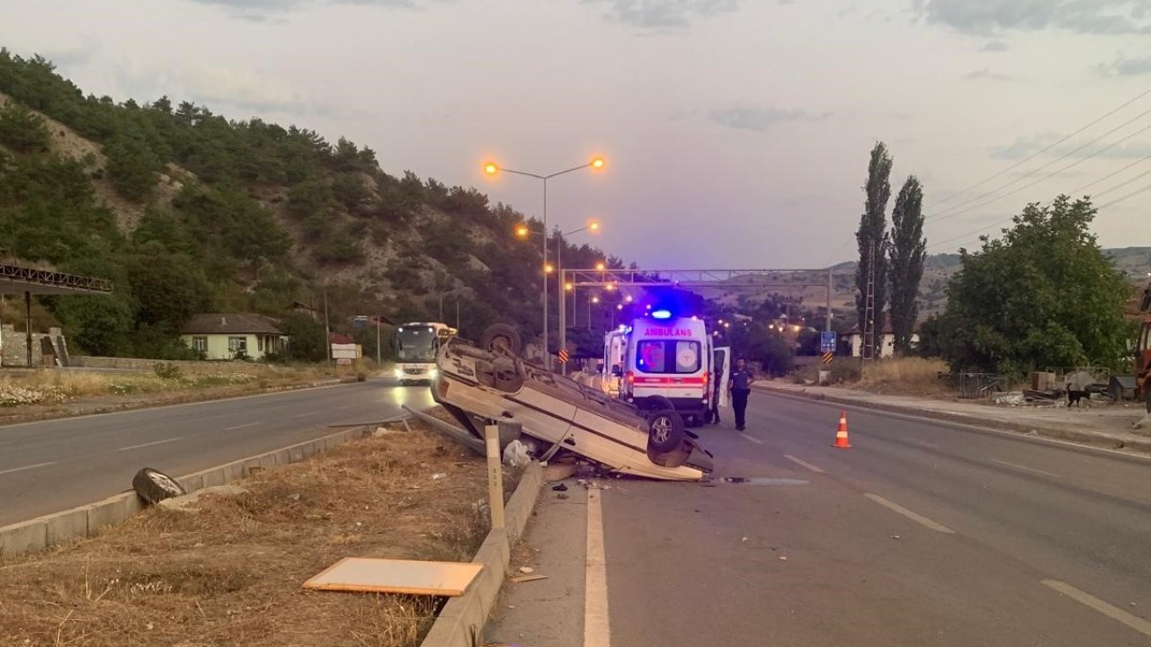 Amasya’da refüje dalan otomobil direğe çarptı: 4 yaralı