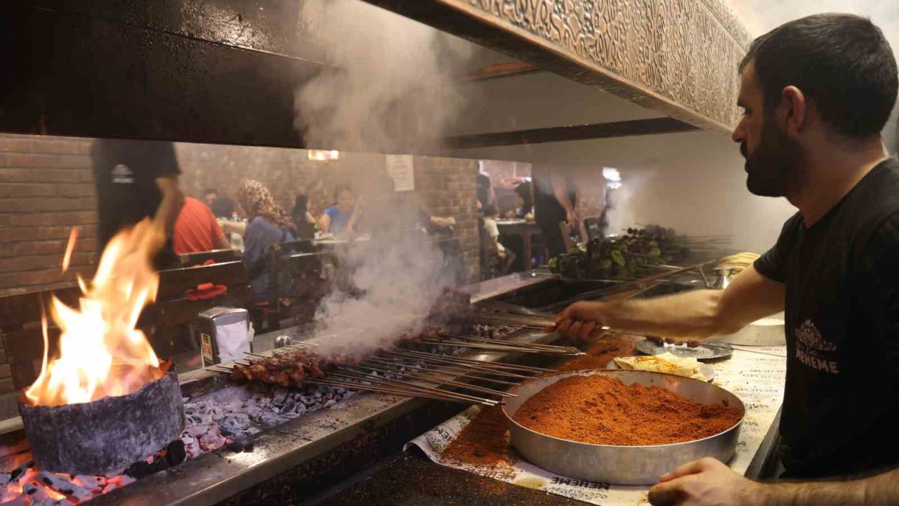 Diyarbakır’da sıcak havaya rağmen ocakbaşında ciğer yemek tercih ediliyor