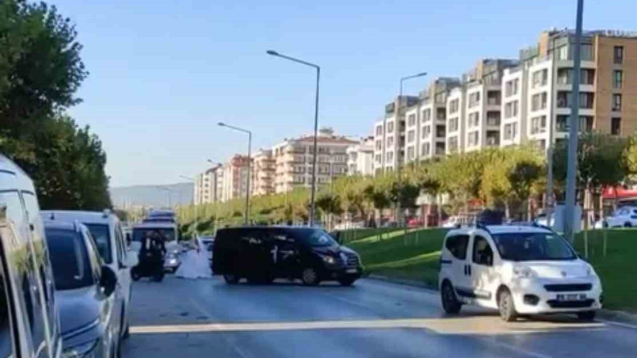 Bursa’da düğün konvoyu terörü.. Yolu kesip dakikalarca oyun oynadılar