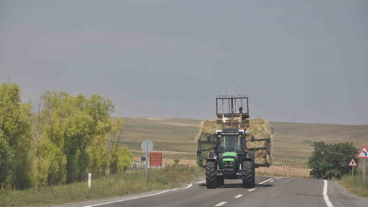 Kars’ta ot yüklü traktörler sürücülere zor anlar yaşatıyor