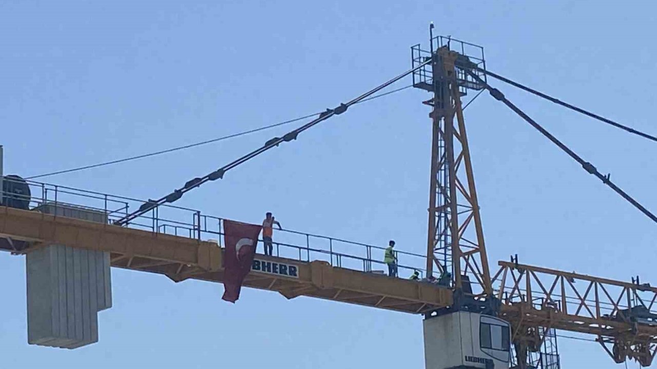 Bakırköy’de metro inşaatında paralarını alamayan işçiler kuleye çıkıp eylem yaptı