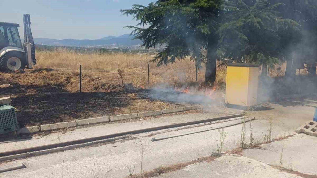 Akaryakıt istasyonunun yanında anız yangını çıktı