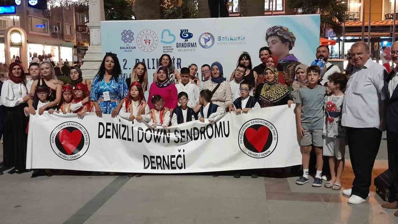 Denizli’nin Down sendromlu çocukları Bandırma festivaline renk kattı