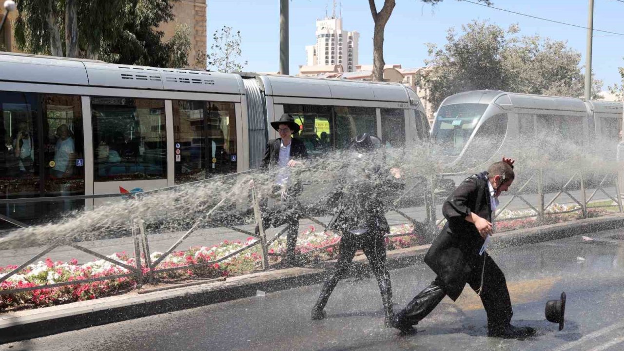 Batı Kudüs’te Haredilerin zorunlu askerlik protestosuna sert müdahale