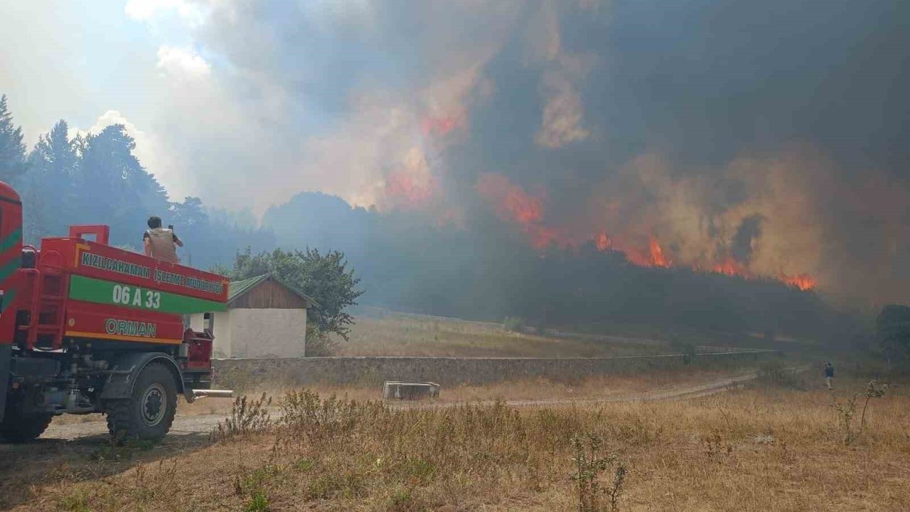 Ankara Kızılcahamam’da ormanlık alanda yangın çıktı