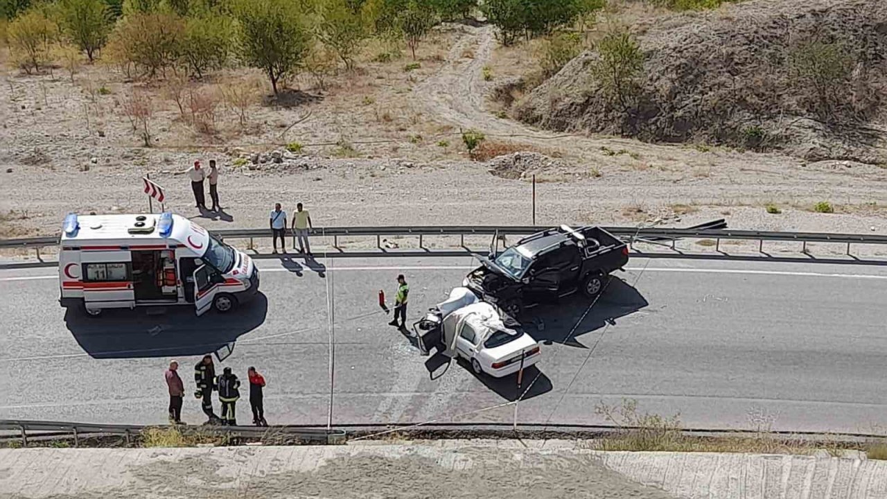 Denizli’de iki otomobil kafa kafaya çarpıştı; 1 ölü,3 yaralı