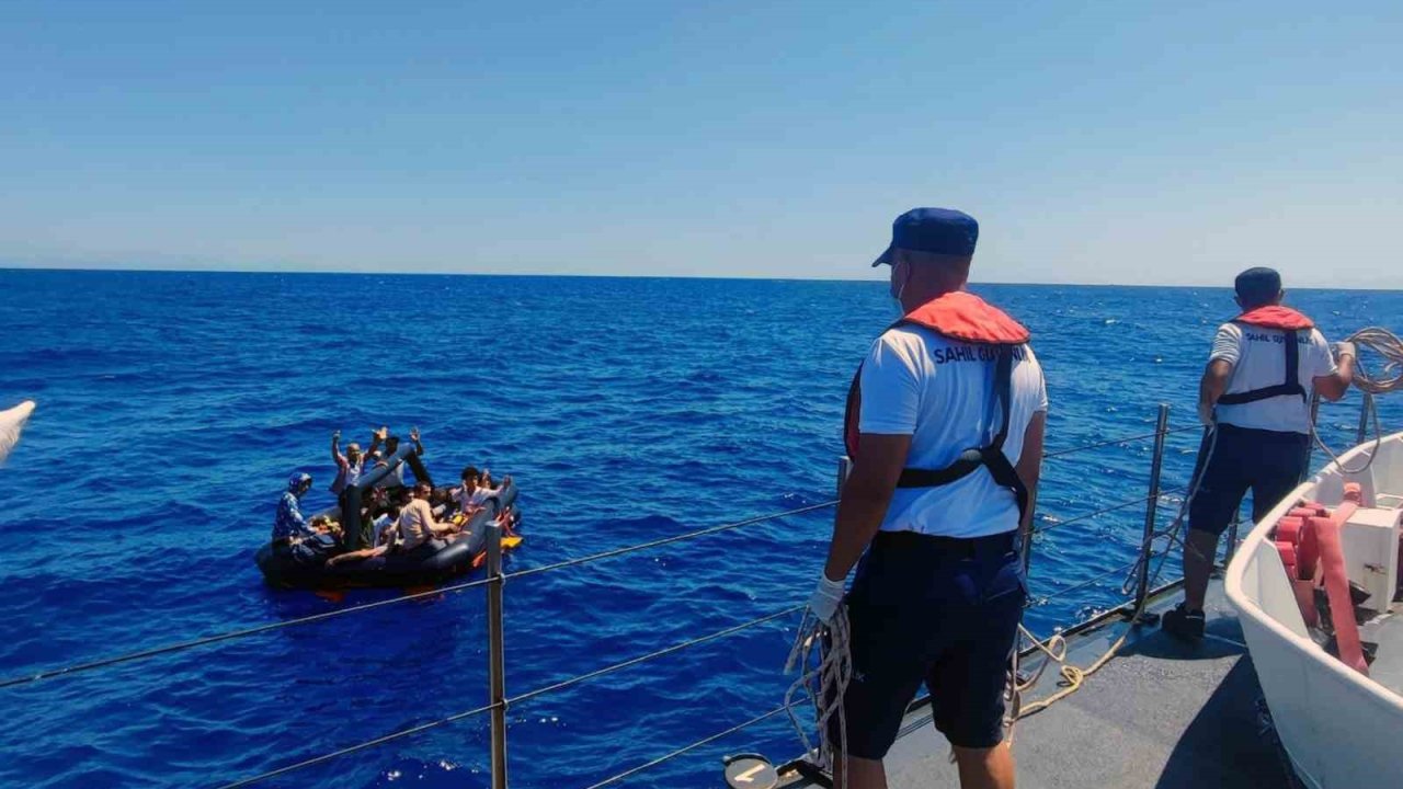 Yunanistan’ın Türk karasularına geri ittiği 20 düzensiz göçmen kurtarıldı