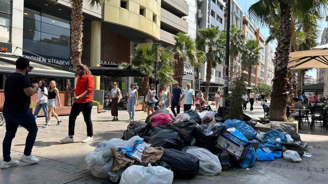 İzmir’de belediye işçileri iş bıraktı, dağ gibi çöp birikti