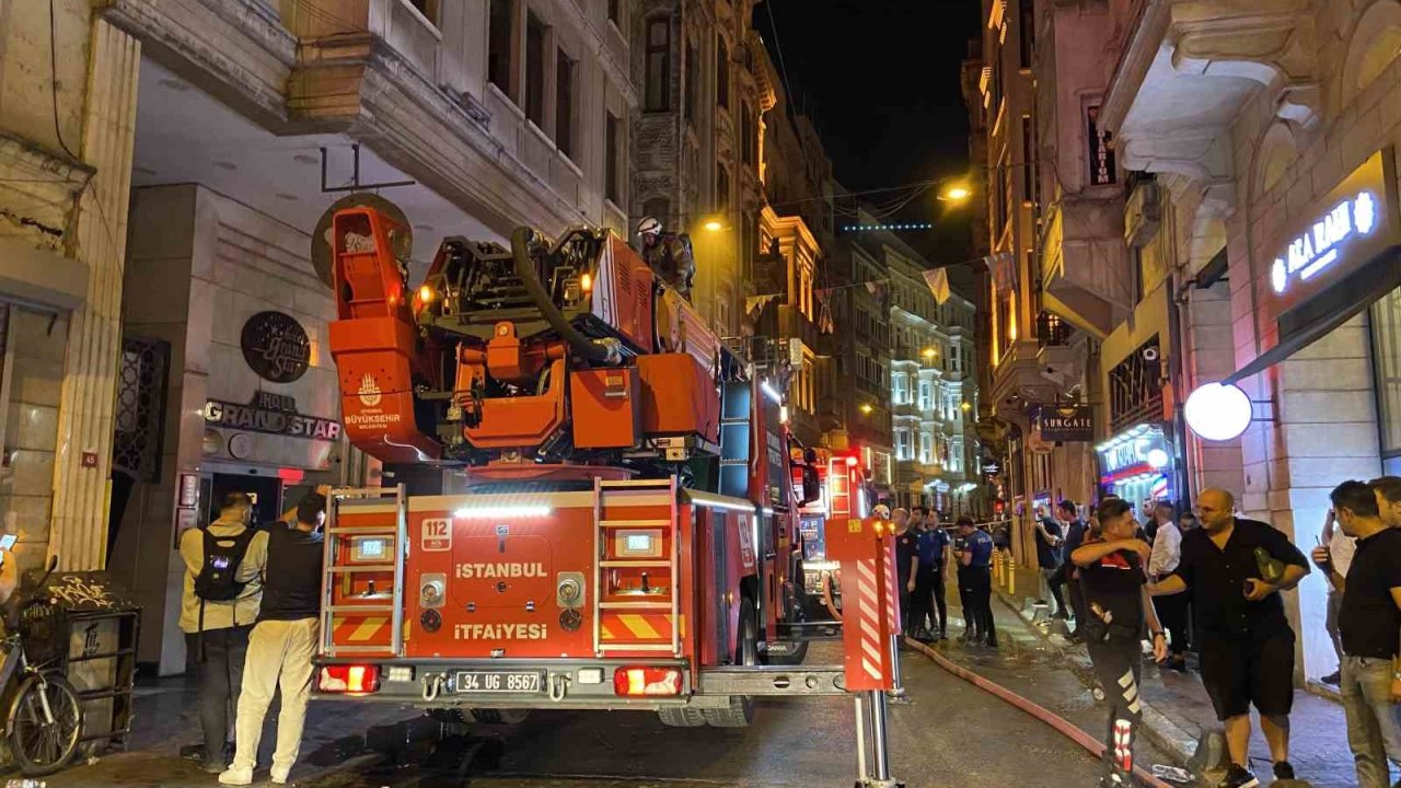 Beyoğlu’nda 9 katlı otelin bodrum katında korkutan yangın