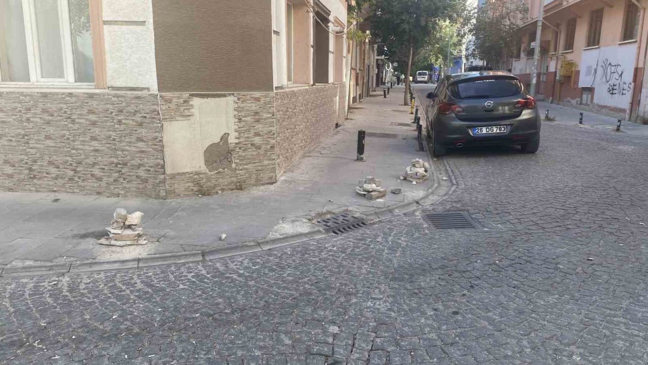 Mahalleli sürekli kırılan dubalarla ilgili çözümü kendi üretti