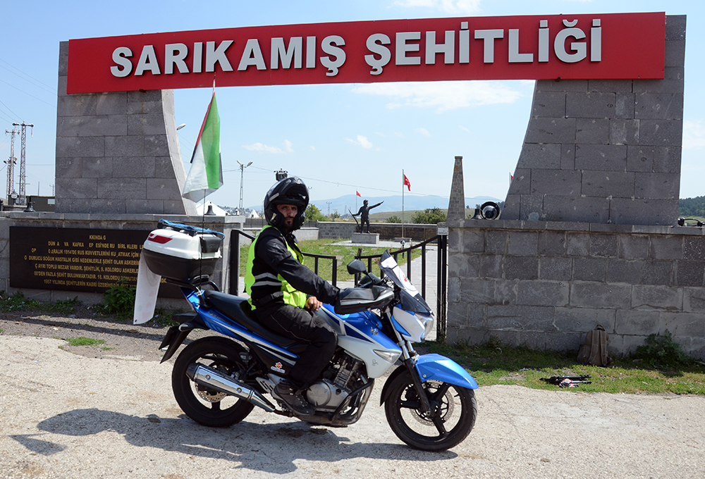 Soykırıma dikkati çekmek için motosikletiyle yola çıktı