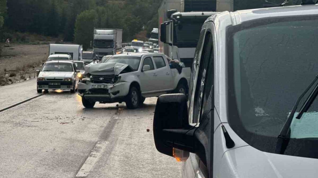 Burdur’da kamyonet önce önündeki tıra, ardından arkasından gelen kamyona çarptı: 4 yaralı