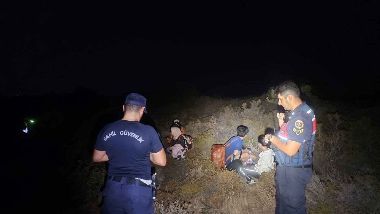 Ayvalık’ta 5’i çocuk, 10 düzensiz göçmen Sahil Güvenlik Koldes ve Jandarma timlerince yakalandı