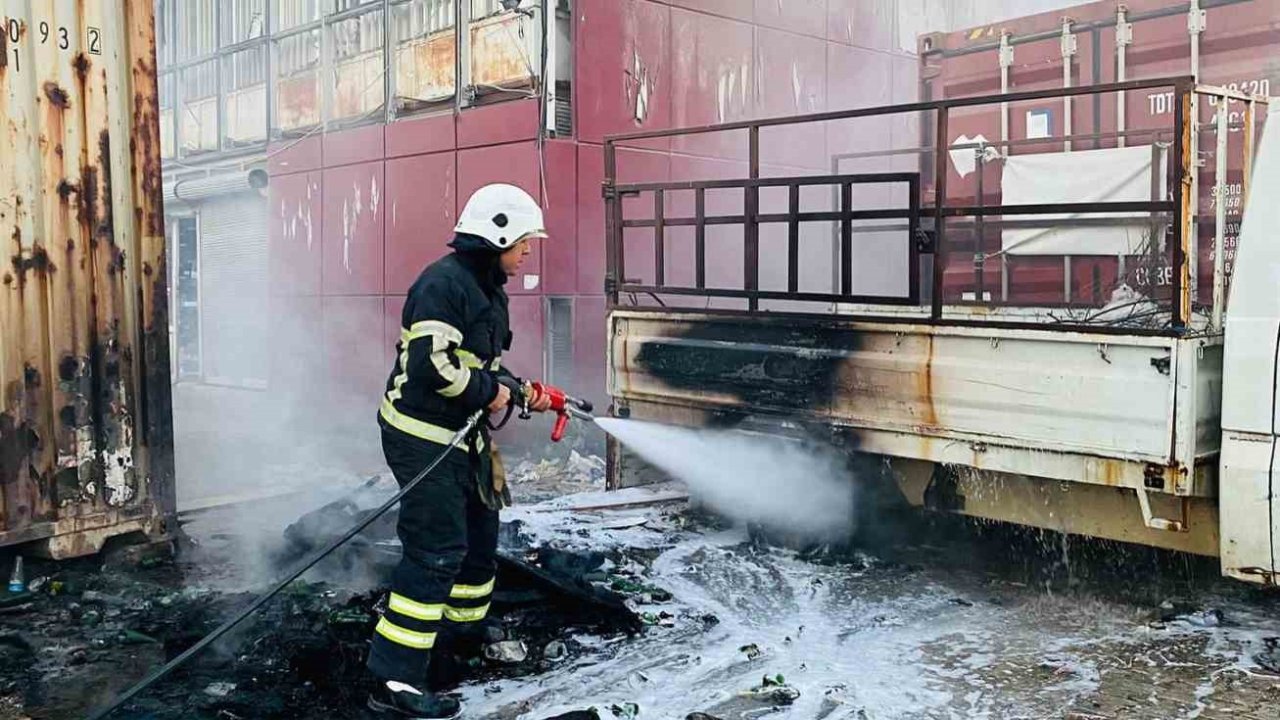 Antakya’da kamyonette başlayan yangın malzeme dolu konteynıra sıçradı