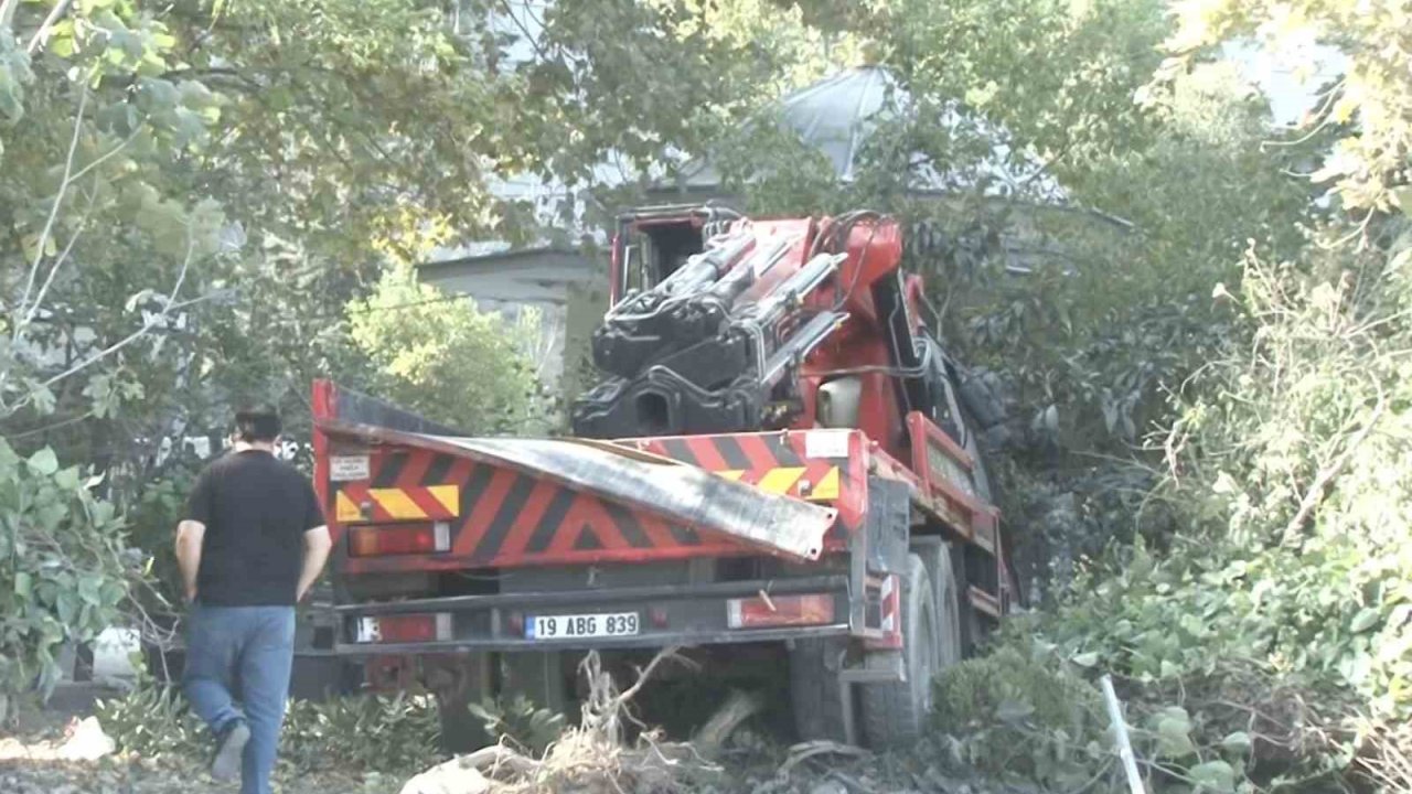 Freni boşalan vinç, otomobile çarpıp cami avlusuna uçtu: 1 yaralı