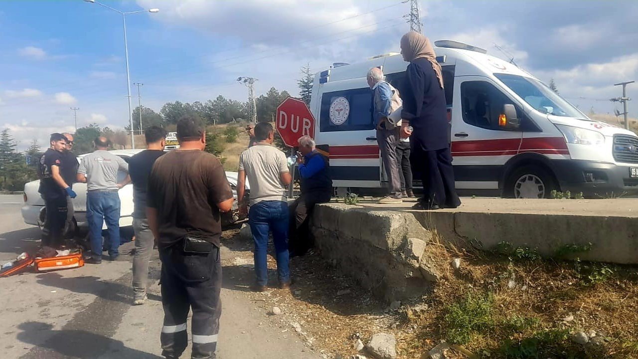 Otomobil kaldırıma çarptı, yaralılara yoldan geçen sağlık ekibi müdahale etti