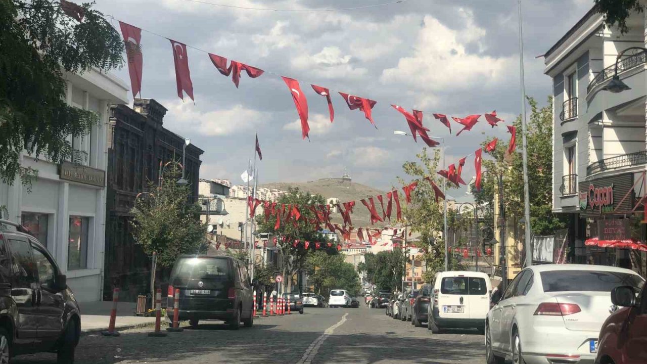 Kars’ta Zafer Bayramı öncesinde caddeler bayraklarla donatıldı