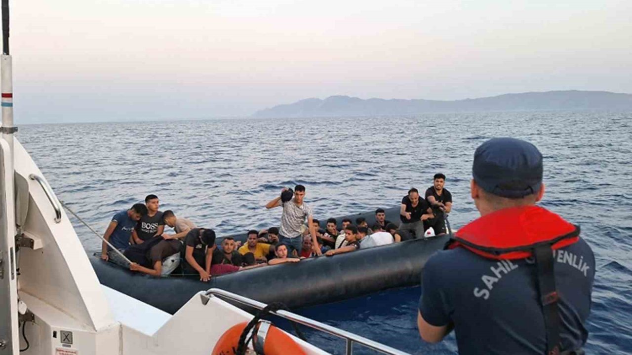 Yunanistan’ın Türk karasularına geri ittiği 31 düzensiz göçmen kurtarıldı