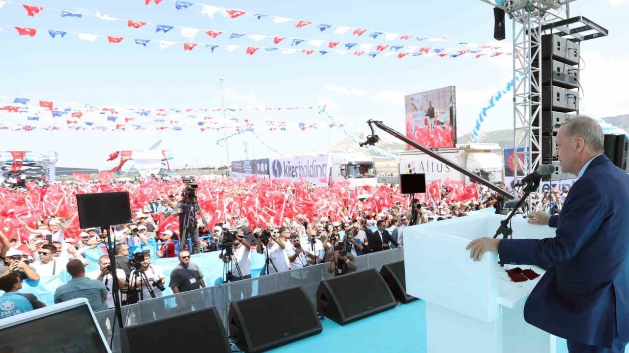 Cumhurbaşkanı Erdoğan: "Terör sopasıyla siyasetin dizayn edildiği, toplumun hizaya sokulduğu, ülkemize istikamet çizildiği günler geride kalmıştır"