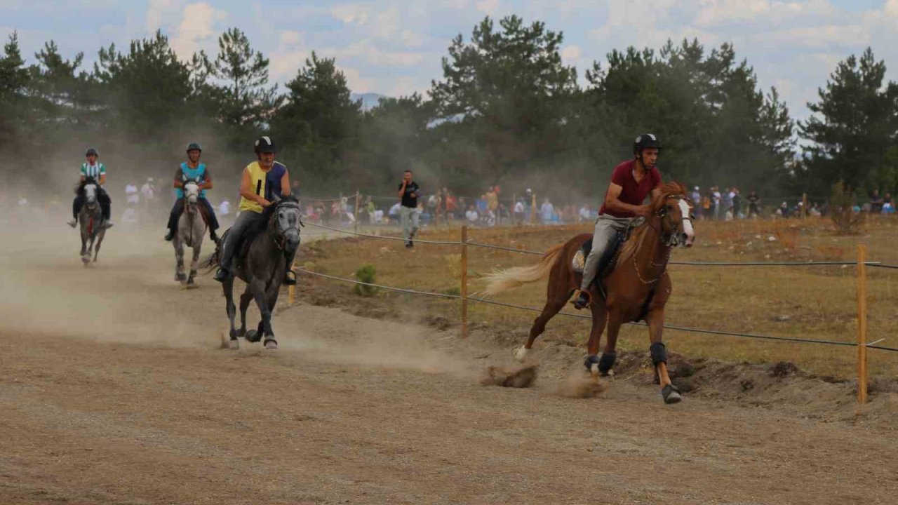 Kastamonu’da geleneksel at yarışına vatandaşlardan büyük ilgi