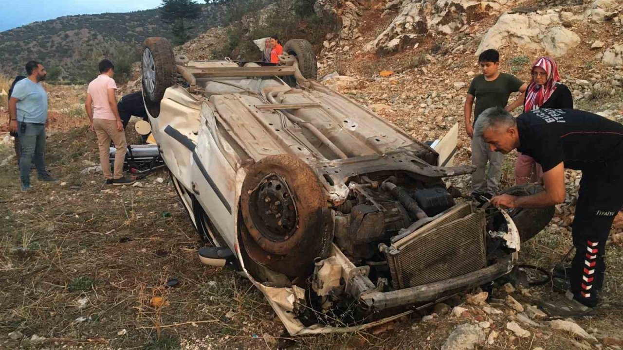 Burdur’da kaygan yolda kontrolden çıkan otomobil şarampole devrildi, 2 yaralı