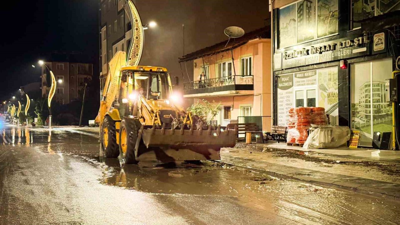 Burdur’da etkili olan sağanak yağış nedeniyle yollar göle döndü