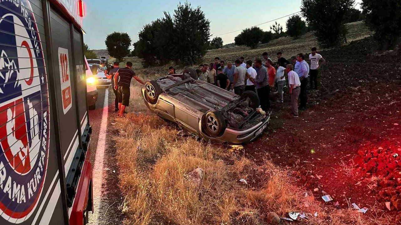 Adıyaman’da kontrolden çıkan otomobil tarlaya uçtu: 3 yaralı