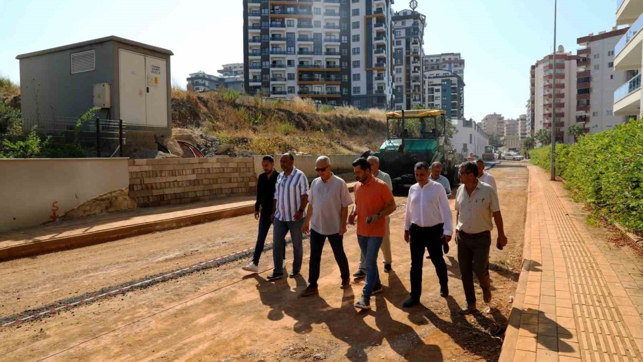 Alanya Belediyesi’nden Mahmutlara sıcak asfalt