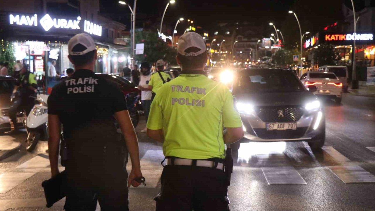 Şehrin en işlek caddesinde yüksek ses ve abart egzozla gezen araç sürücülerine ceza yağdı