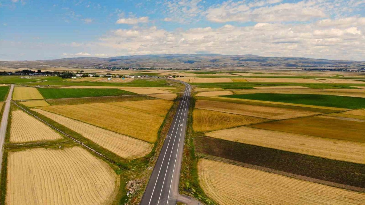 Kars’ta halı ve kilim desenine bürünmüş tarım arazileri dron ile görüntülendi