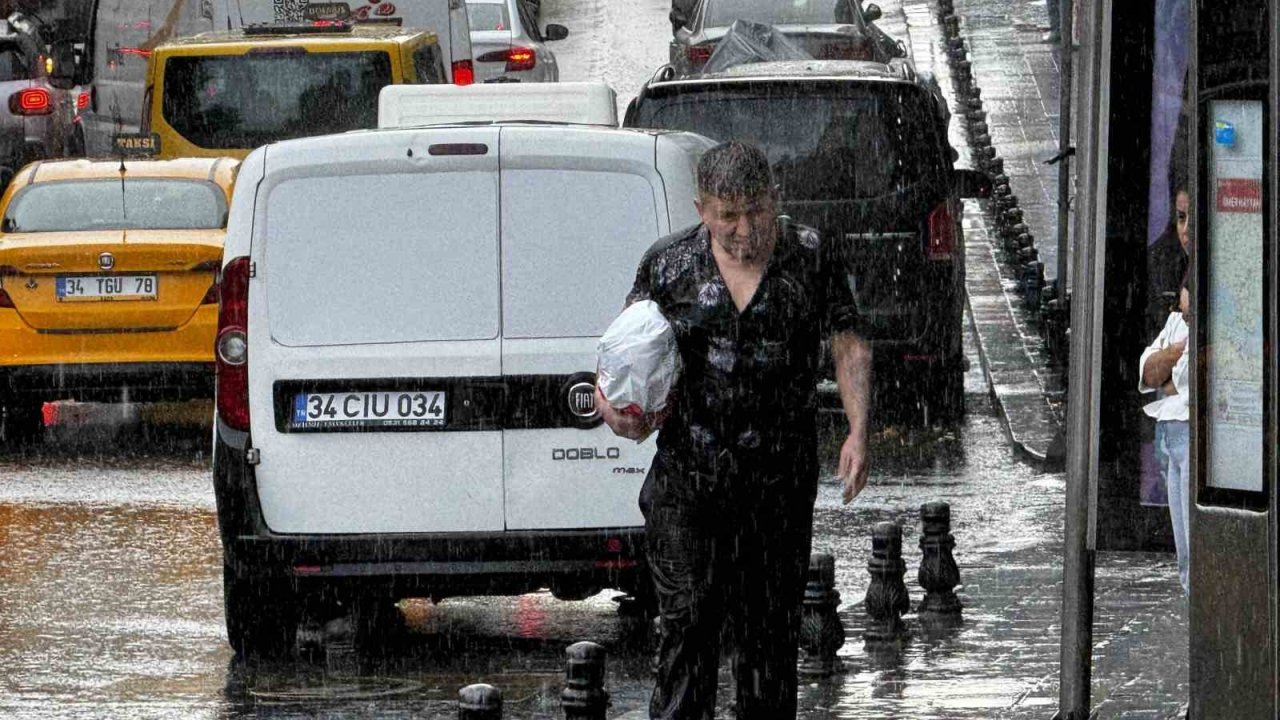 İstanbul’da sağanak yağış etkili oluyor