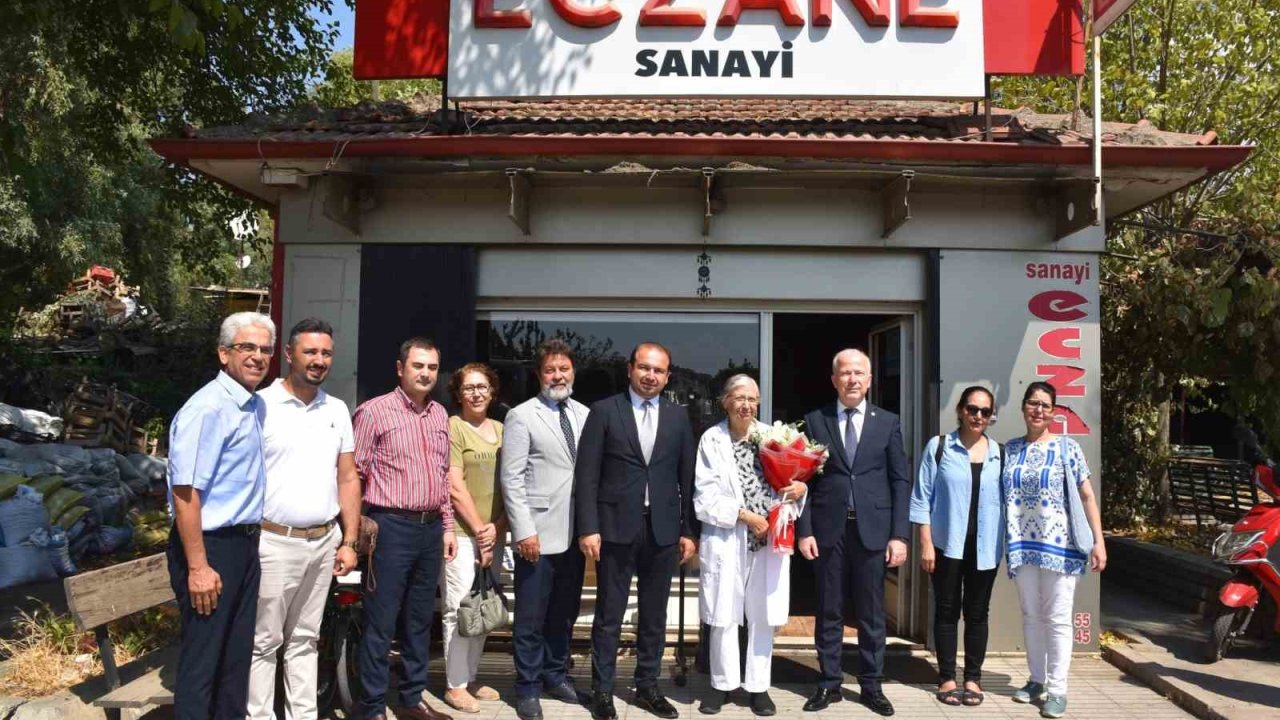 İl Sağlık Müdürü Şenkul, mesleğinde 50 yılını dolduran eczacıyı onurlandırdı